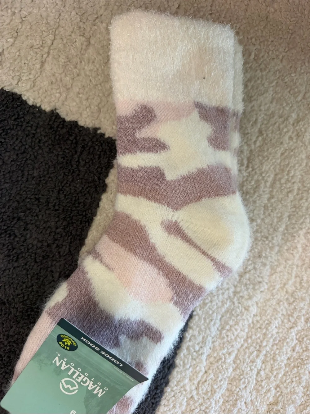 Magellan Outdoors Women's Cream & Pink Fuzzy Lodge Socks